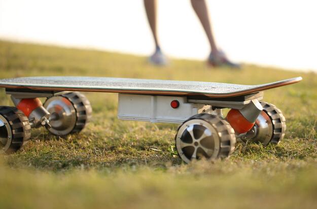 Además, las diversas pegatinas ofrecidas por Airwheel simplemente satisfacen la demanda de Ingram.