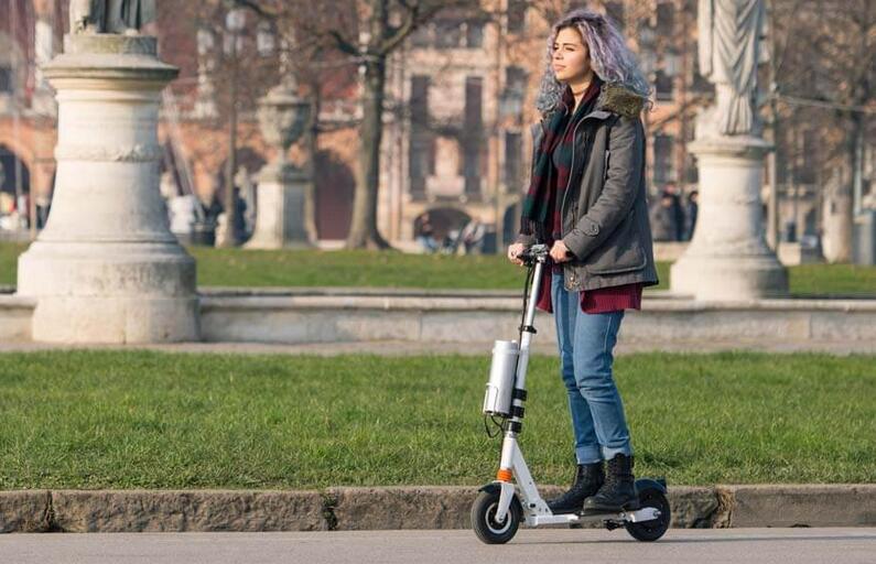 Aquí vale la pena mencionar que el 2 ruedas scooter eléctrico se puede plegar en varios lugares, y los pedales son sólo uno de los sistemas plegables. 